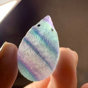 3セレスタイトに住み着いているフローライトハリネズミさん