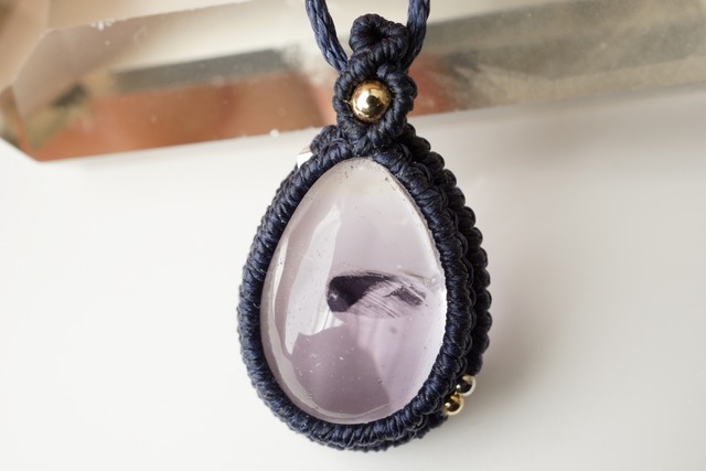 淡い色彩のアメジストのマクラメネックレス