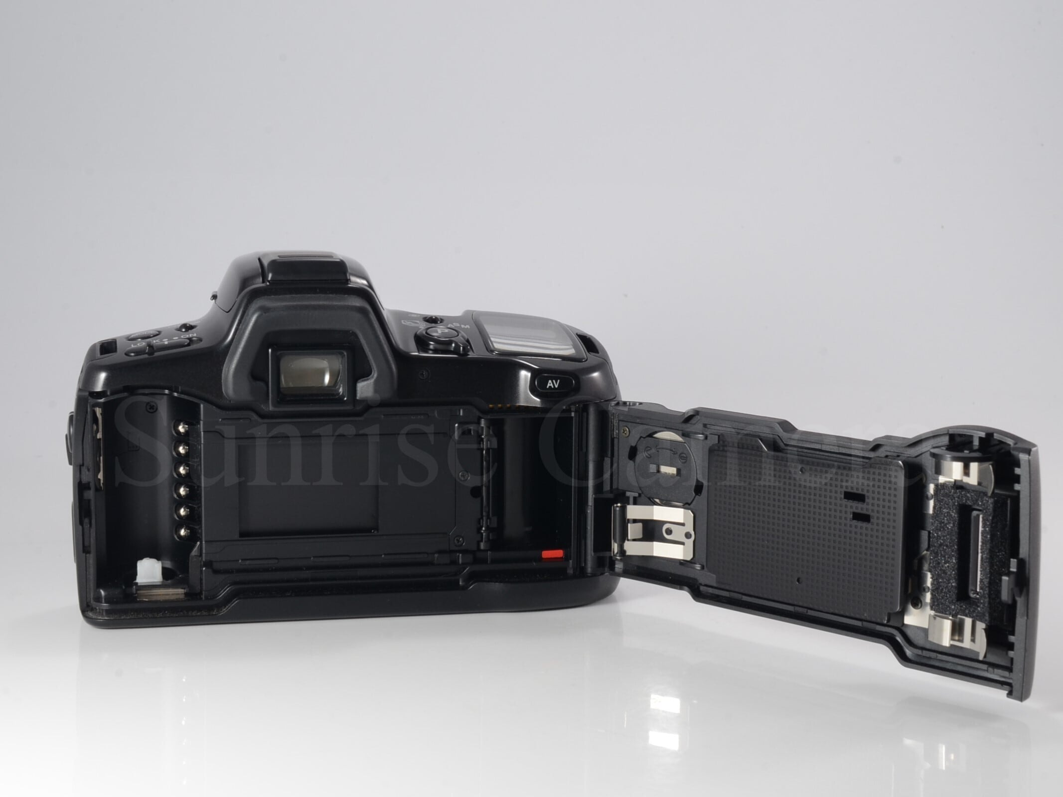 MINOLTA α303si 一眼レフカメラセット(ケース、望遠レンズ付き) MINOLTA α303si 一眼レフカメラセット(ケース、望遠レンズ付き)