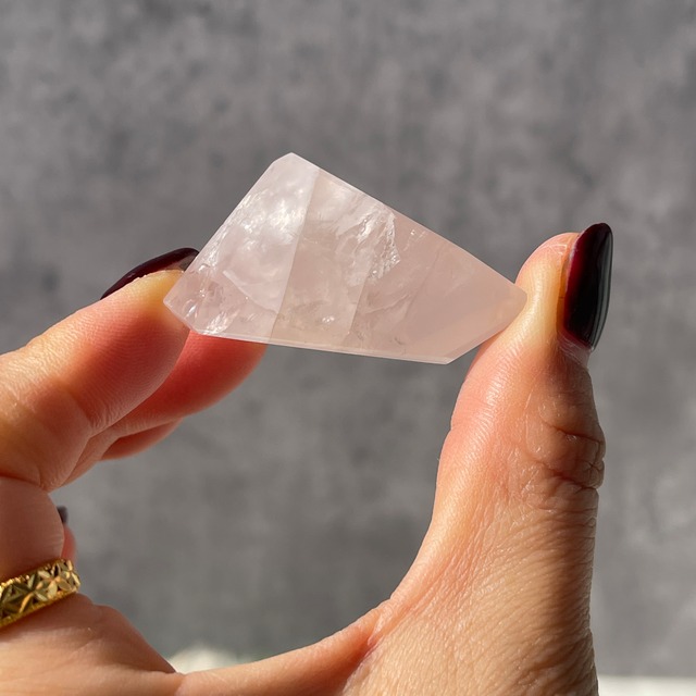 ブラジル・バイーア州産 ローズクォーツ ポリッシュ｜シャープなフォルムの一点もの