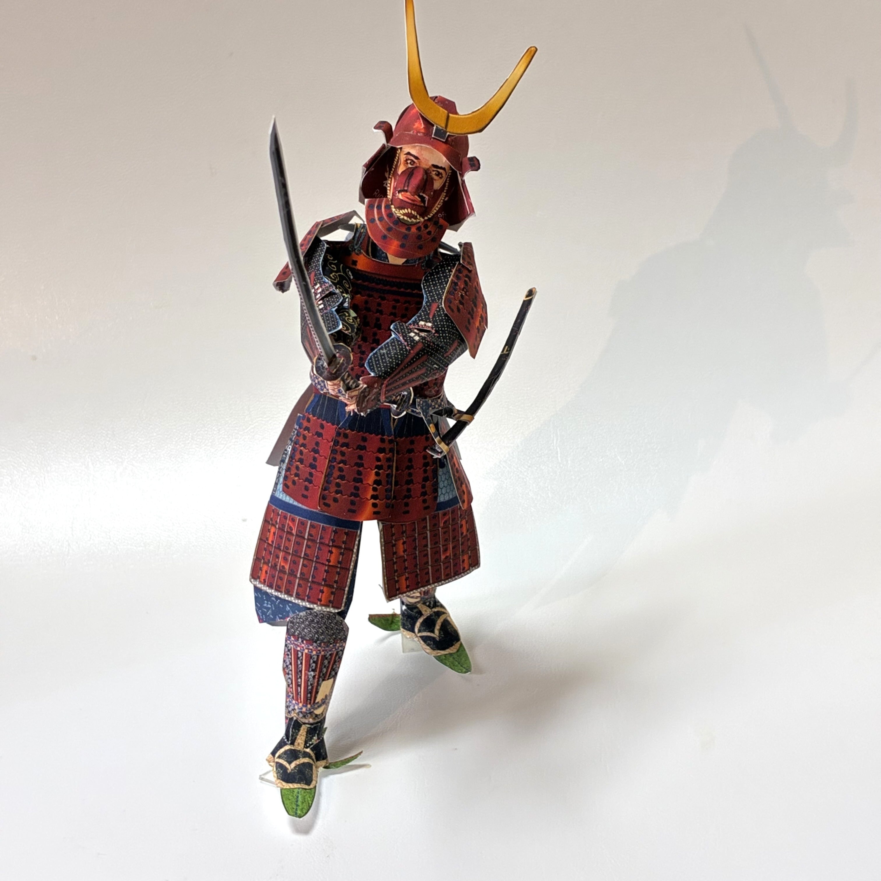 武士の甲冑 掛軸 赤と青　具足図 1/10スケール 戦国武士NO.4 本伊予札二枚胴朱具足 | 鎌倉歴史工房SR