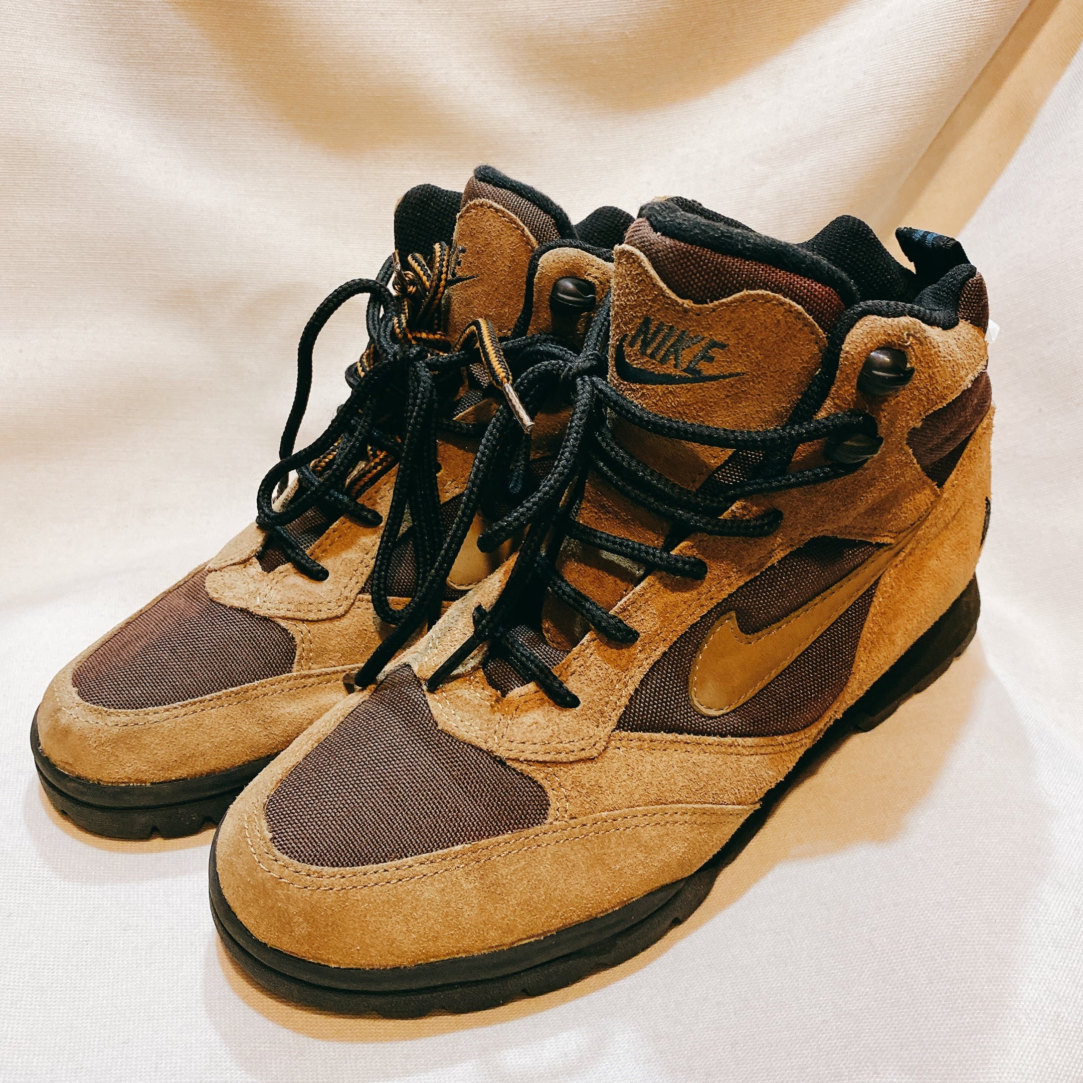 ナイキ　トレッキングシューズ　焦げ茶色　NIKE acg 185053