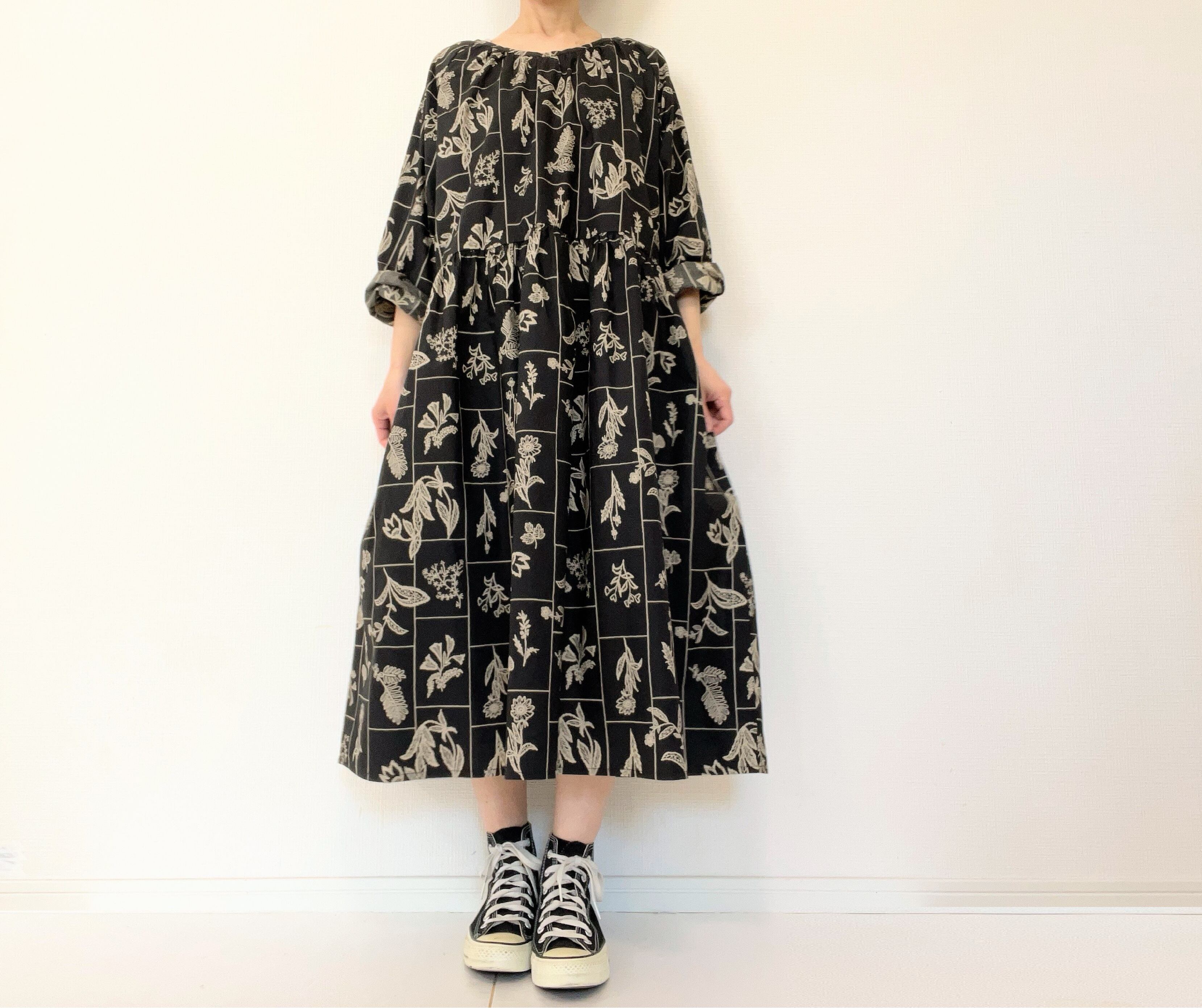 未使用美品★1970年代アメリカヴィンテージ★繊細刺繍のコットンロングワンピース 大人の花柄ブラックワンピース＊刺繍調の植物標本＊長袖＊ゆったり