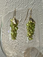 天然石ぶどうのピアス：ペリドット/ゴールドタイプ