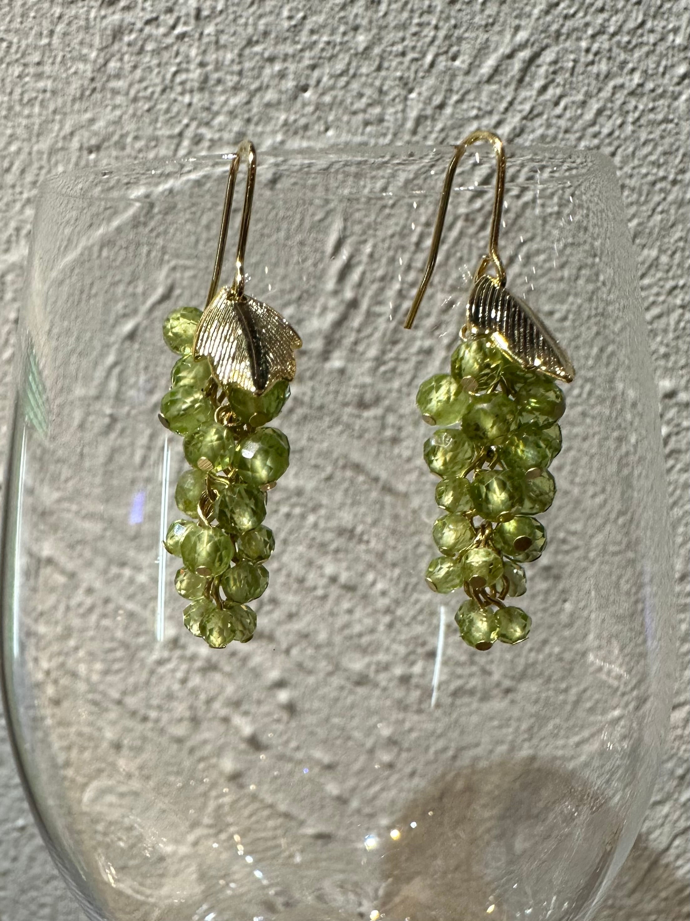 天然石ぶどうのピアス：ペリドット/ゴールドタイプ