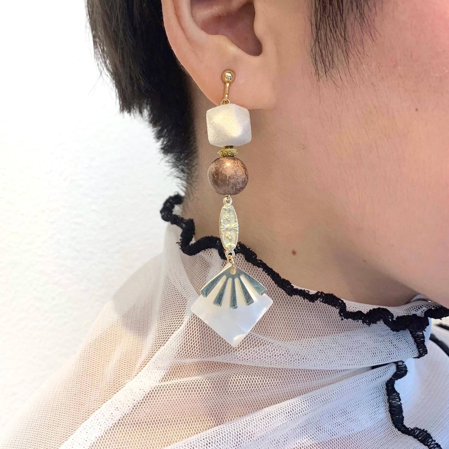 フロッキービーズとアクリル四角チャームの〈ピアス/イヤリング