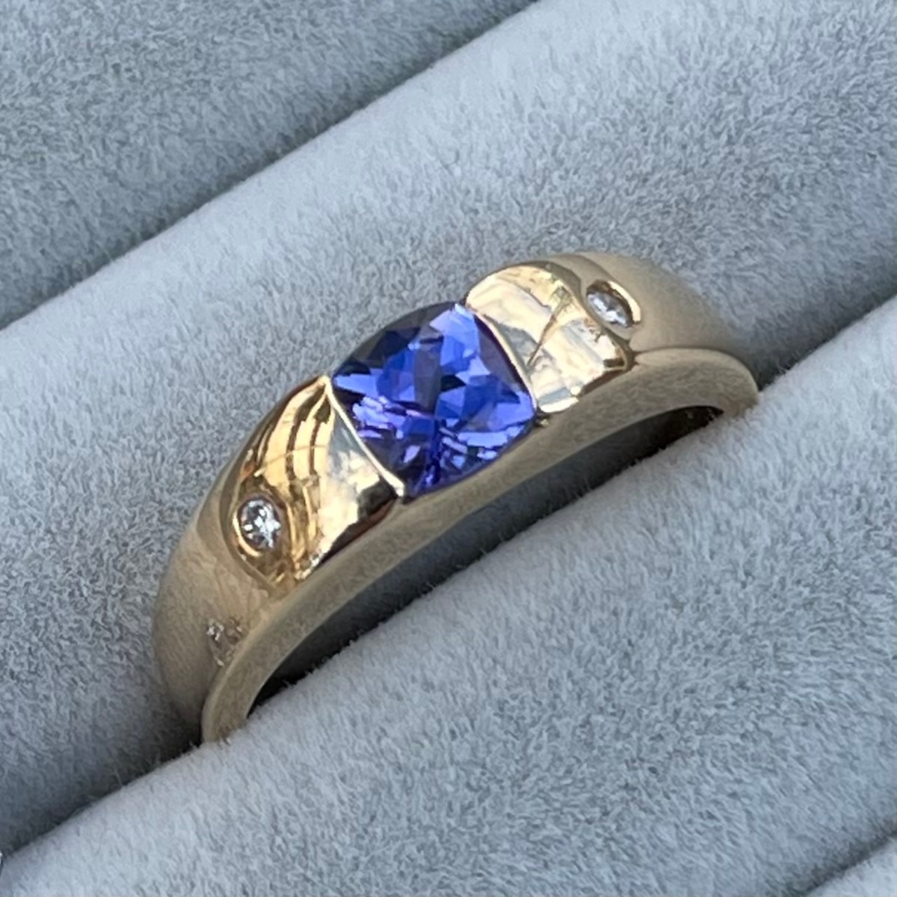 K18YG タンザナイト&ダイヤモンドリング 5mm クッション