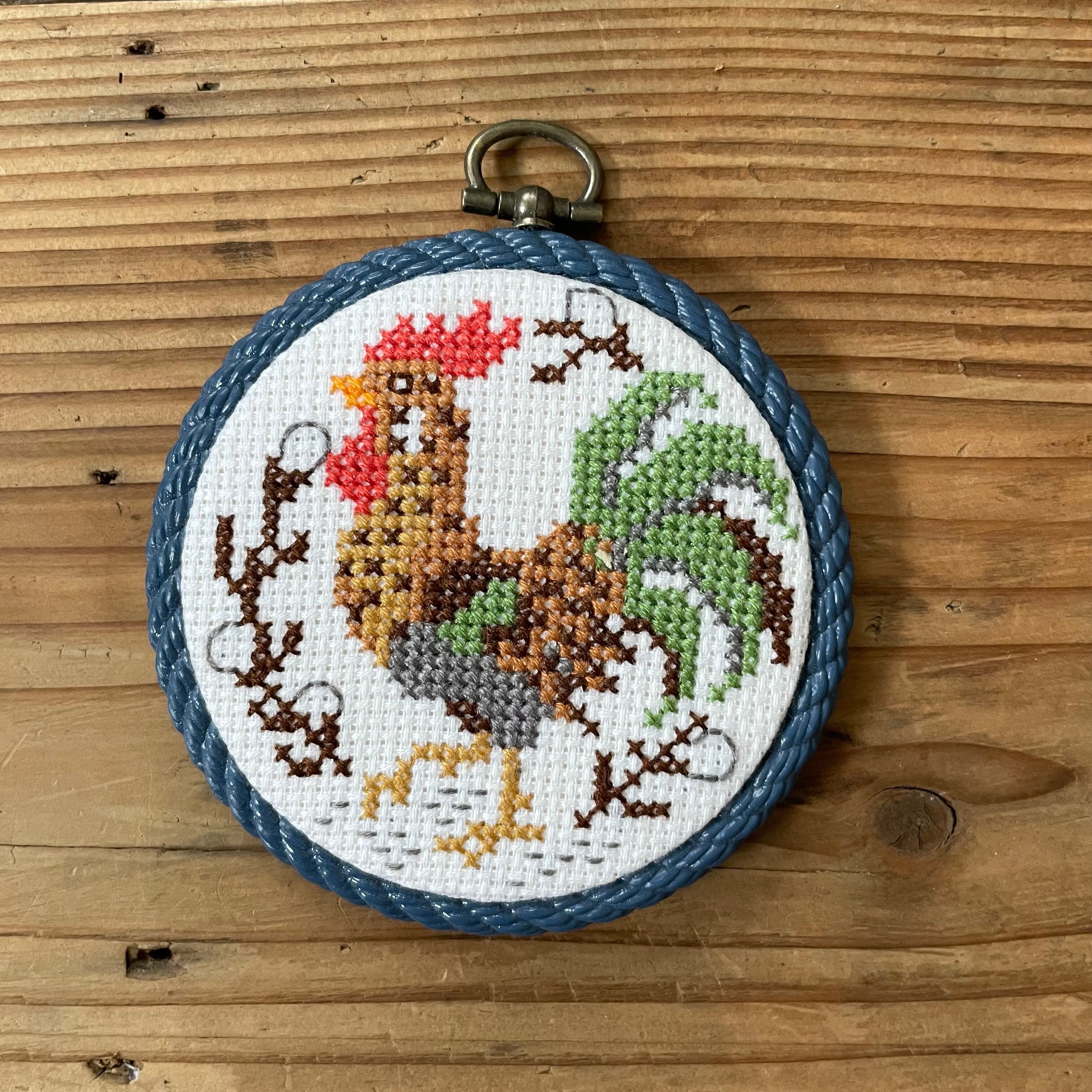 刺繍のニワトリの壁飾り3