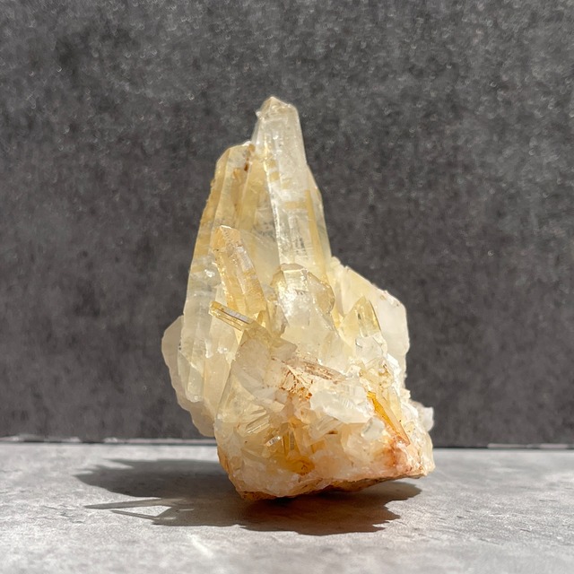 ネパール・ダーディン産 ゴールデンヒーラークォーツ クラスター｜ヒマラヤ水晶｜イリデッセンスあり