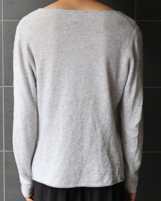 U-neck short length knit