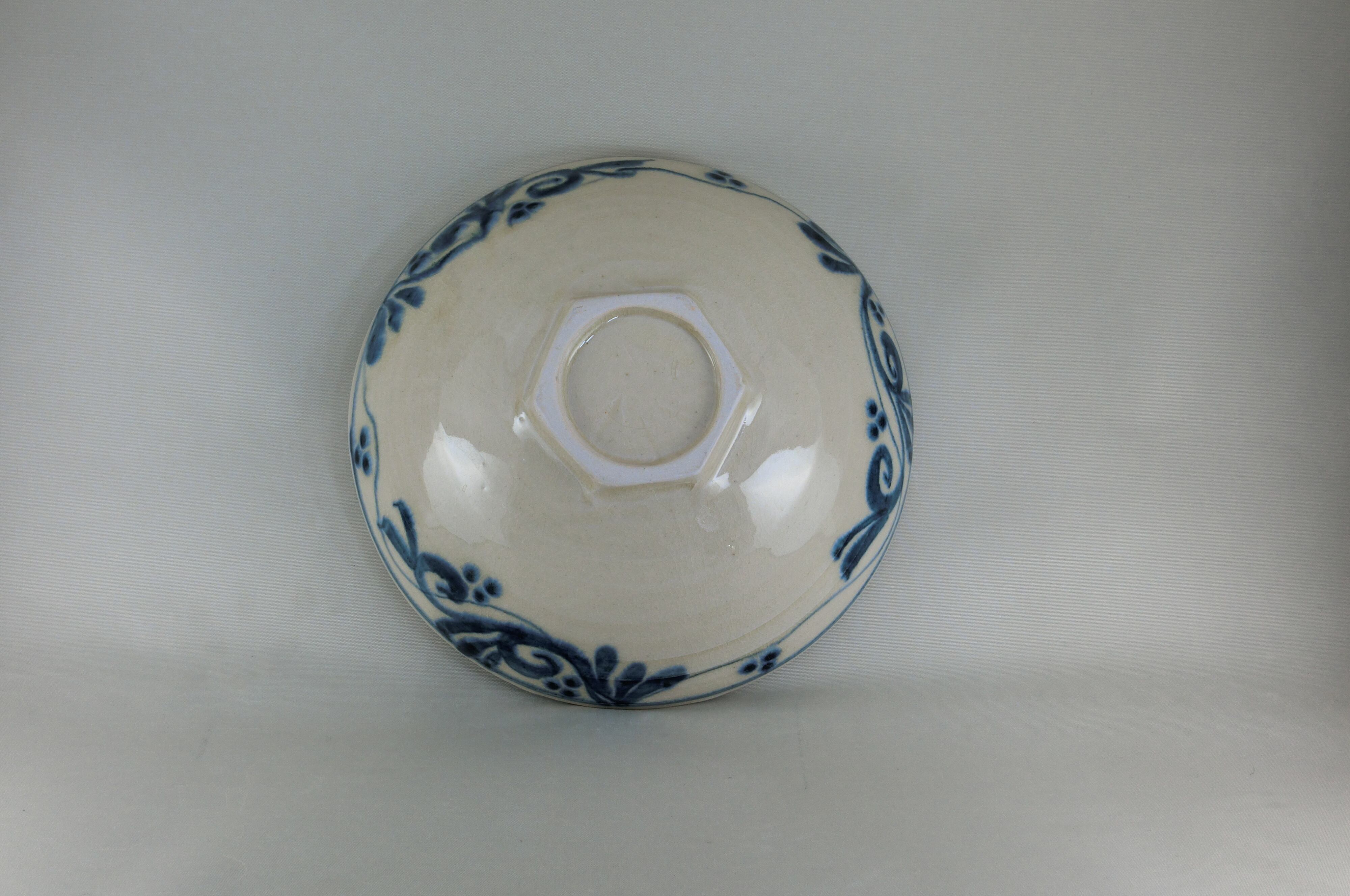 つる唐草丸鉢（宗山窯）