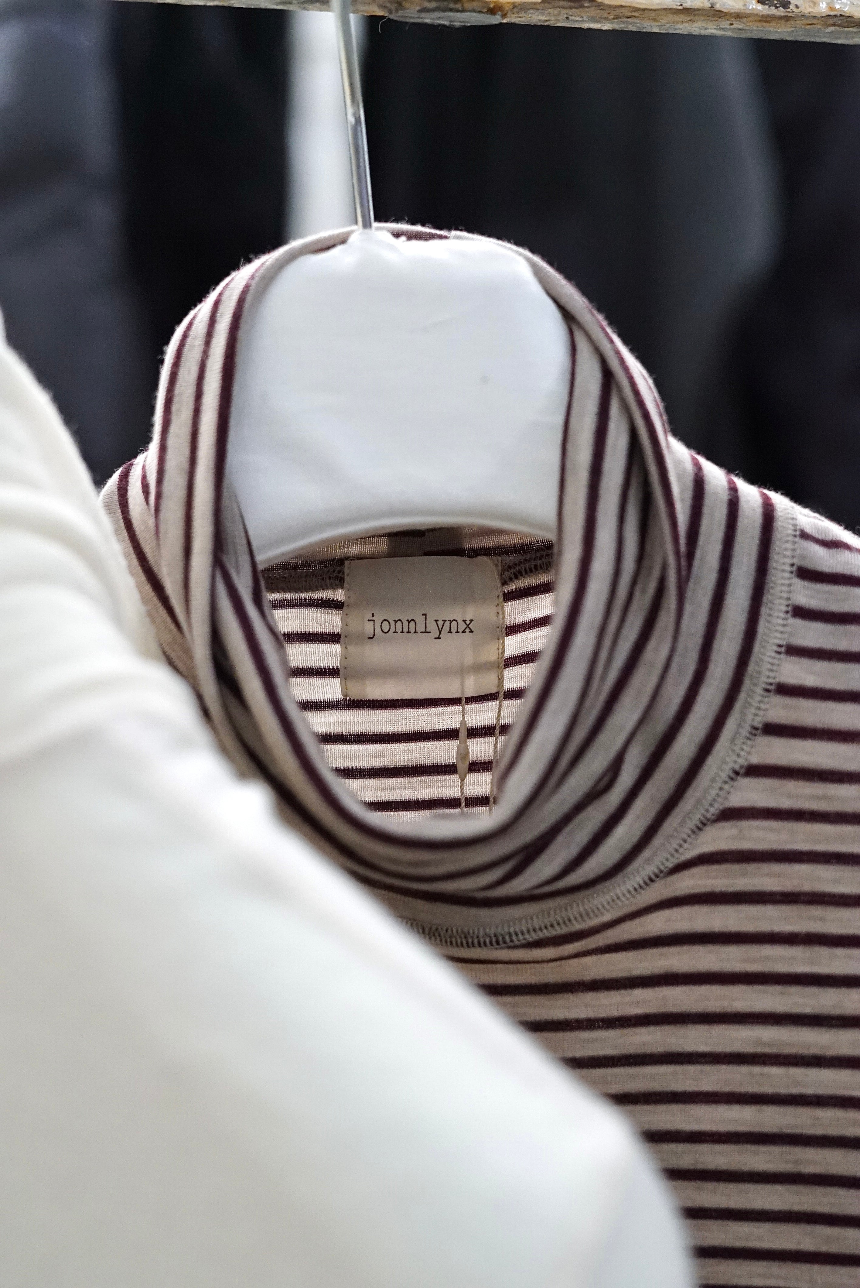 jonnlynx / wool rib high neck tee (white, enji×beige) | JUQUI Online