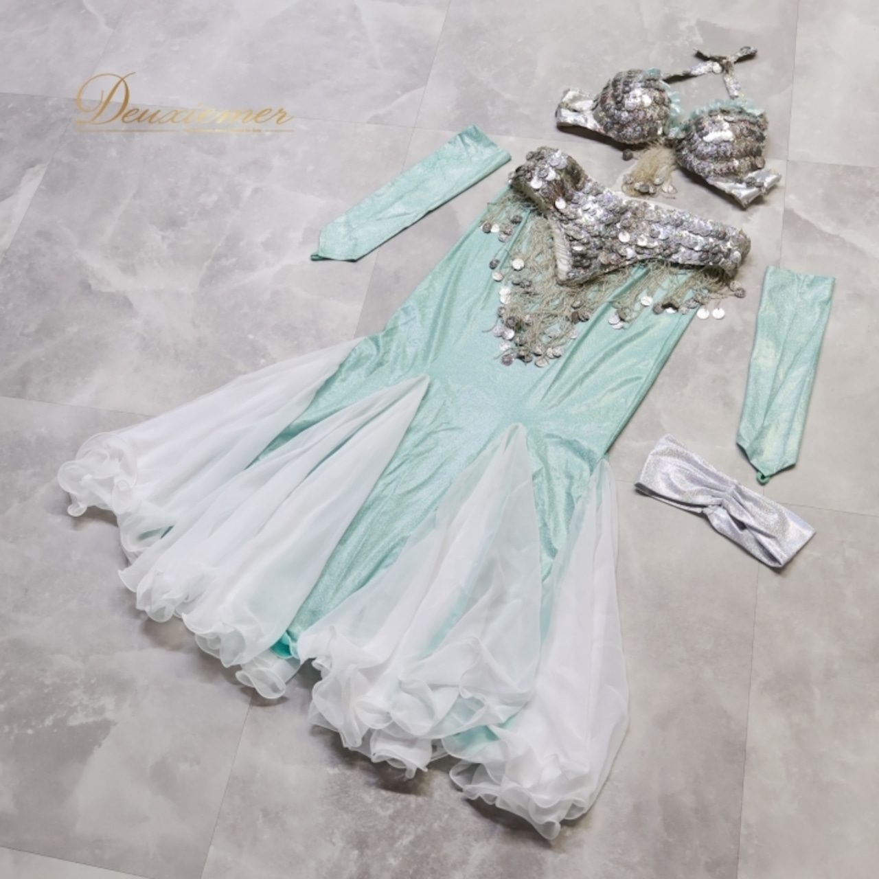 ベリーダンス オリエンタル 衣装 上下セット グリーン系 トップス スカート ベルト 緑 白 コイン ビーズ フリンジ 淡い 爽やか 明るい ダンス衣装 ステージ イベント 華やか キラキラ 上品 かわいい ホワイト系 シルバー系