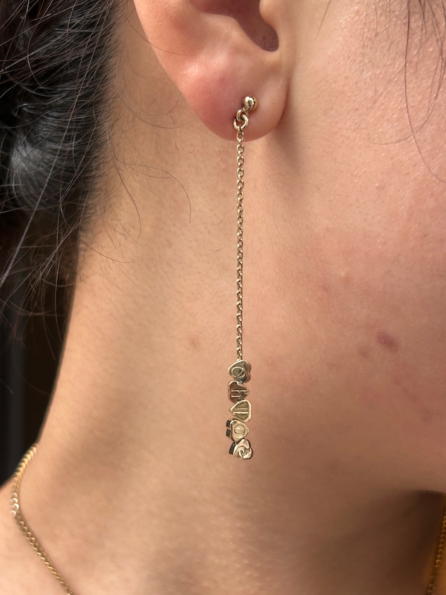 Chloe  / vintage gold logo chain pierce.