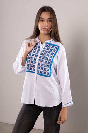 ウクライナ刺繍ヴィシヴァンカ クロスステッチ　手刺繍　ブラウス　麻　レディース・フリーサイズ