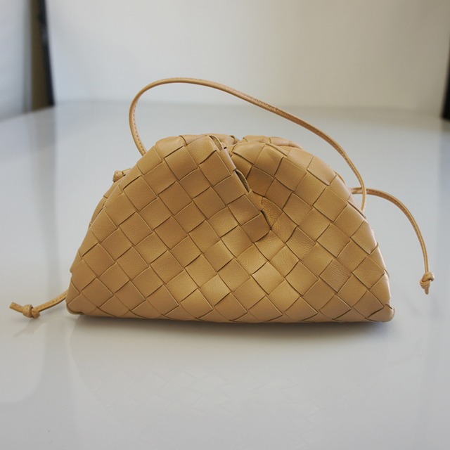 BOTTEGA VENETA(ボッテガ・ヴェネタ）／クラッチバッグ 585852 VCPP1 9908 参考価格￥184800