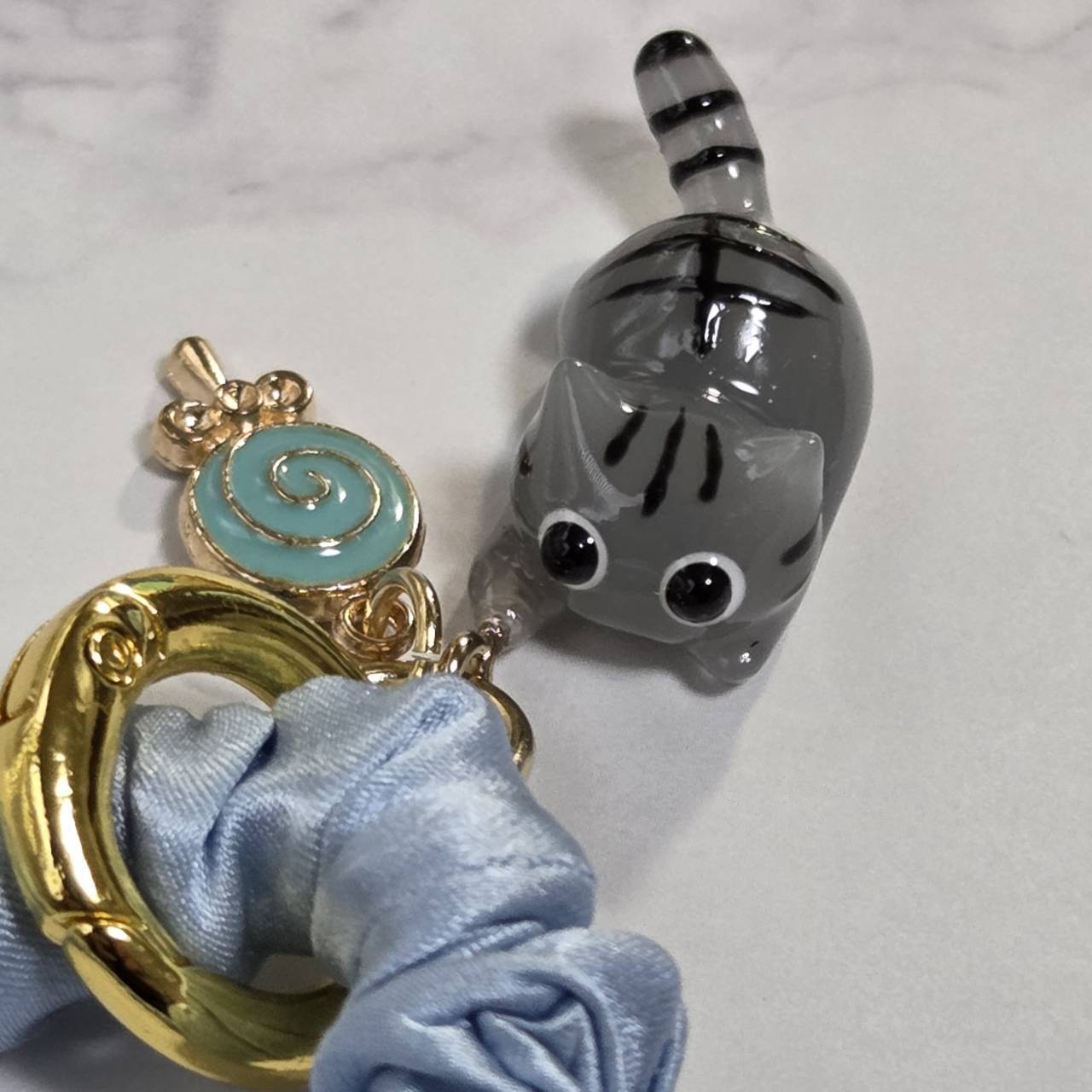 受注販売】サバトラにゃんこのシュシュ❉ブルーのキャンディーチャーム