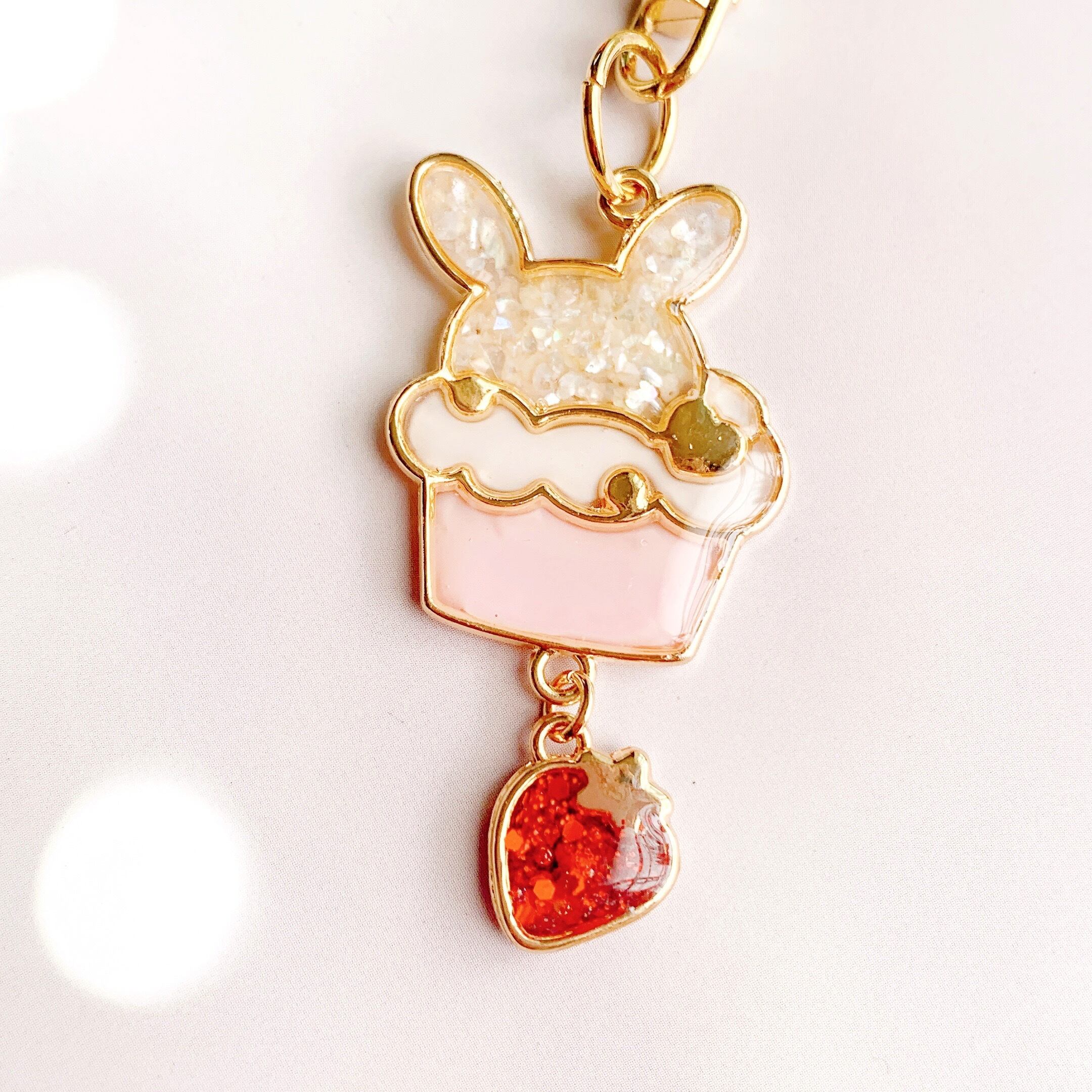 いちごとマフィンカップのうさぎ キーホルダー / ゆめかわの世界 プティララ