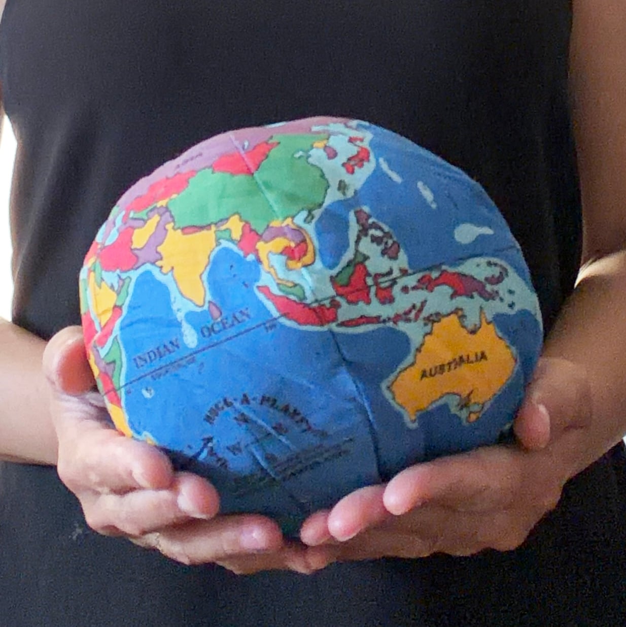 Earth Cushion / size S [Hugg-A-Planet] | Spicelic