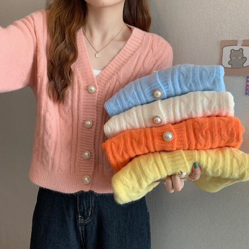 トップス レディース ニット セーター カーディガン 長袖 ショート丈 かわいい 大人可愛い きれいめ 大人 上品 おしゃれ お洒落 こなれ感 キュート エレガント 送料無料 存在感 無地 秋 冬 パールボタン お呼ばれ OL 通勤 学生 通学 デート お出かけ 女子会 休日 着回し 普段使い 重ね着 韓国 韓国系 ファッション コーデ スタイル モテ 体型カバー トレンド 流行 インスタ映え フリーサイズ ピンク オレンジ ブルー イエロー ホワイト