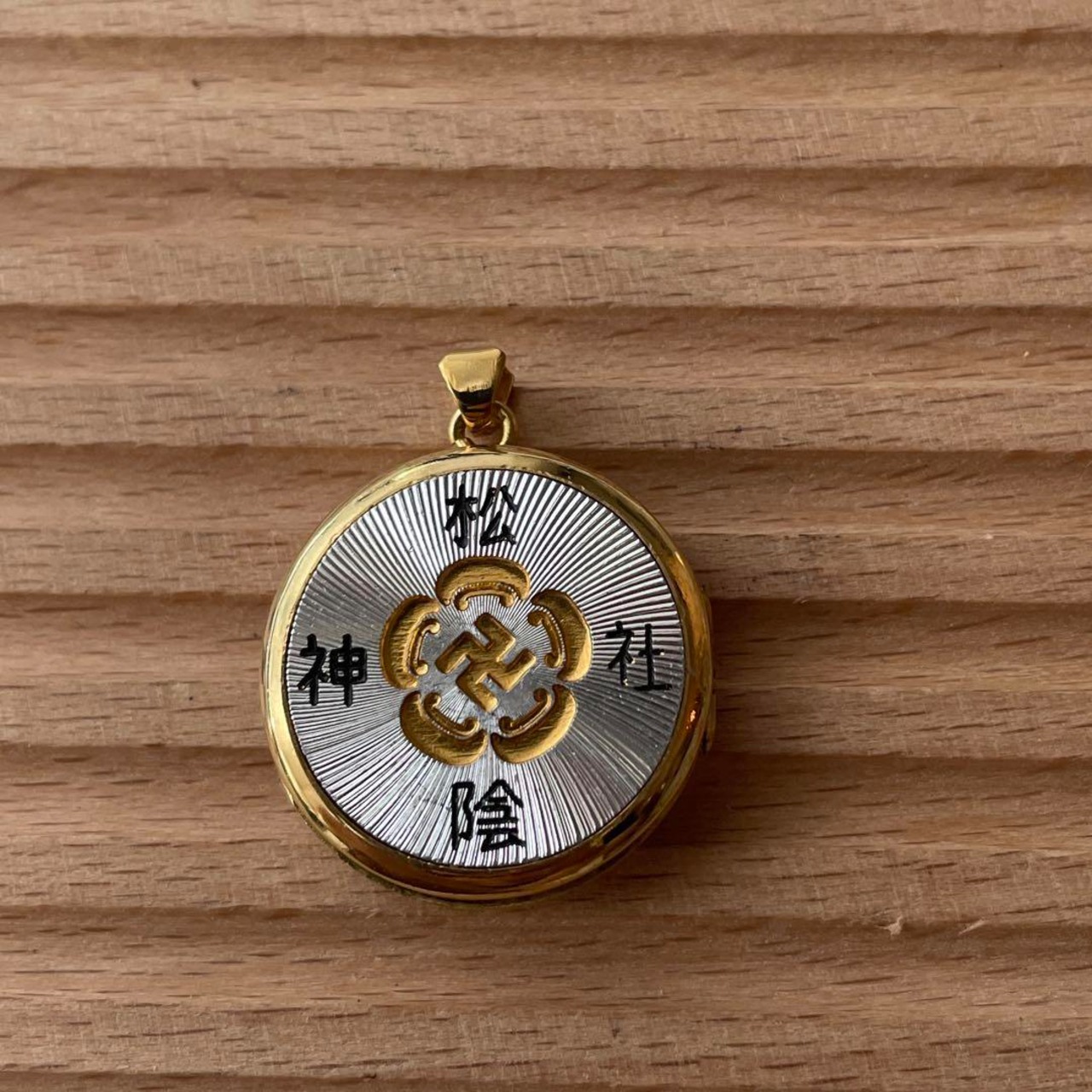 ゴールド　カラー　ペンダント