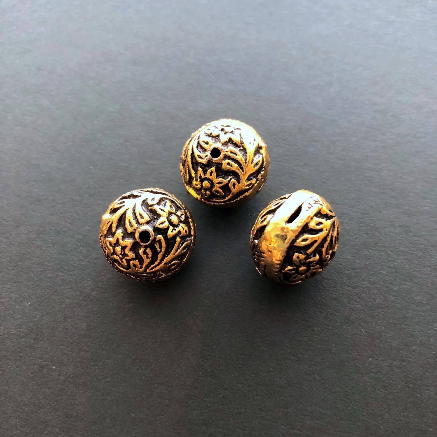 〈再入荷〉花模様入りラウンド型インドメタルビーズ