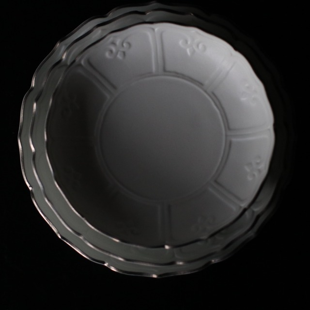 twf22-y9Ｗ 輪花彫5.5寸皿　白磁マット