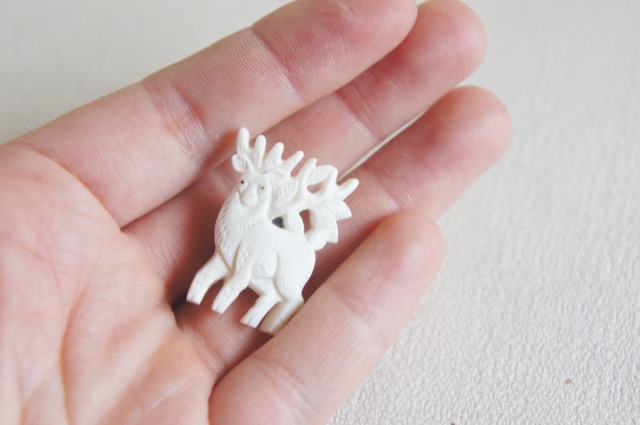 鹿骨彫刻のタックピン Light 森の鹿 Deer Bone Hai 鹿骨彫刻のタックピン Light 森の鹿 Deer Bone Hai