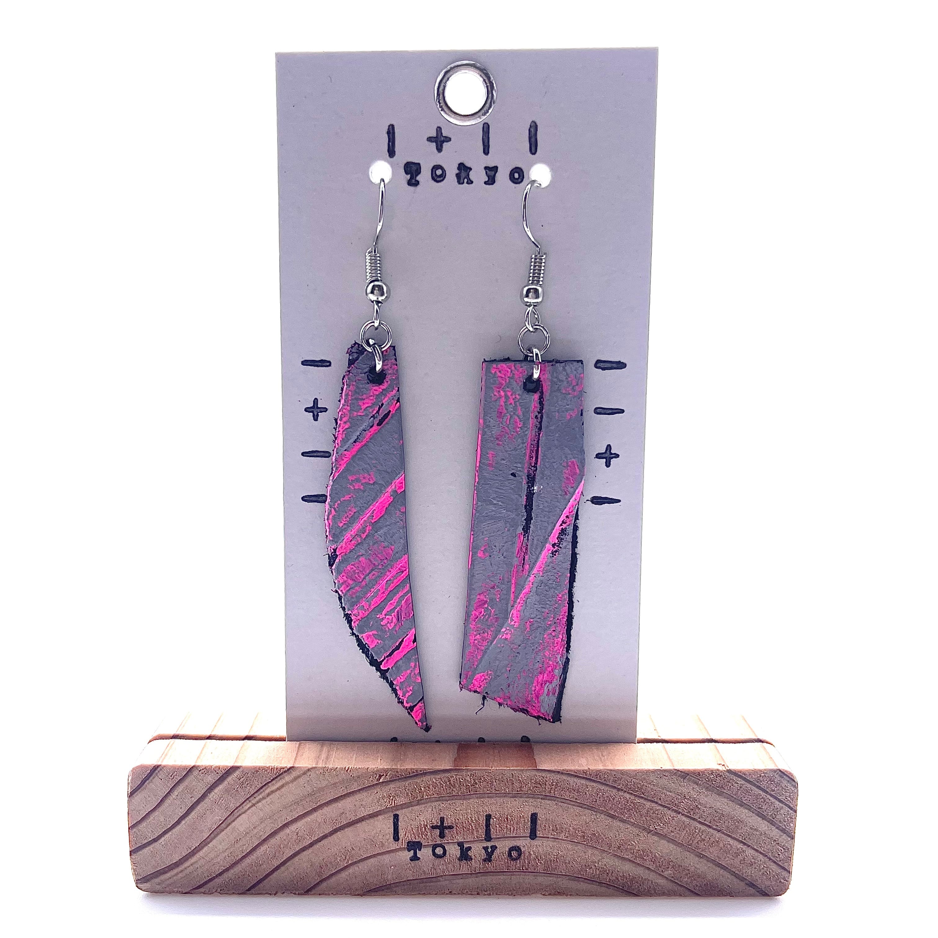 革ピアス　不規則なライン　本革