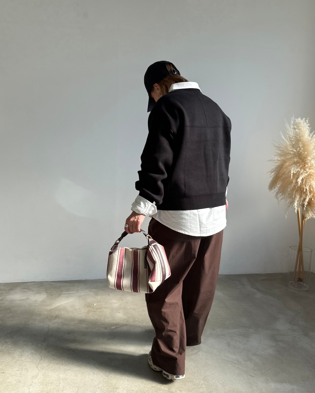 calm V gusset sweat like  knit pullover <black>