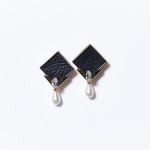 DROP PEARL LEATHER SQUARE EARRINGS(BLACK)