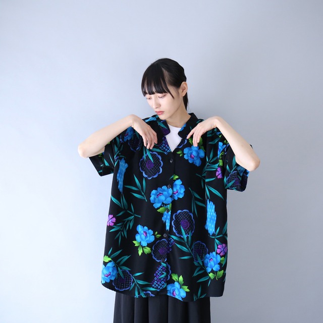 "花柄" black base beautiful blue flower pattern over silhouette h/s shirt