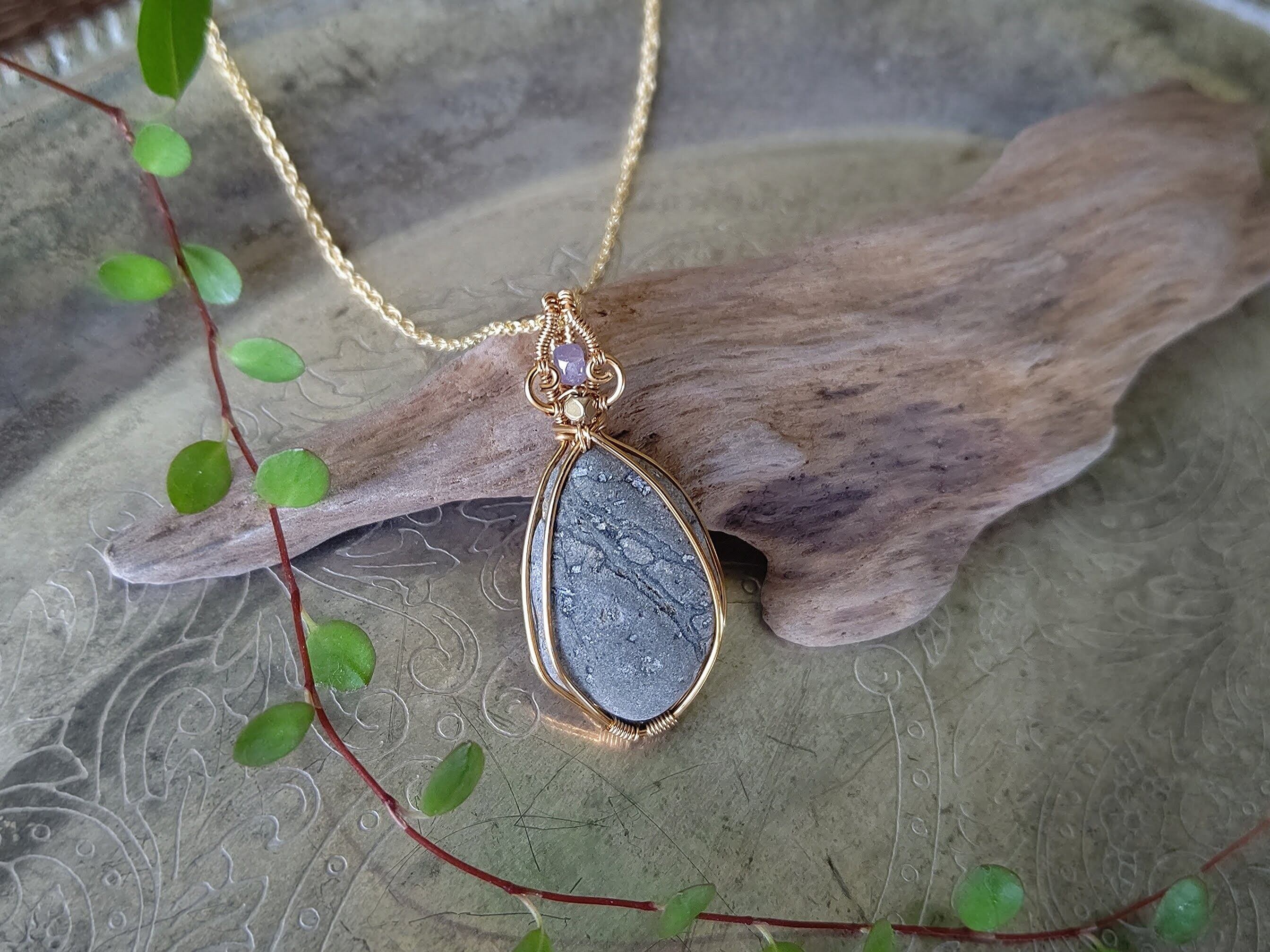 ムーンストーン ステンドグラスのような十字架付き ペンデュラム