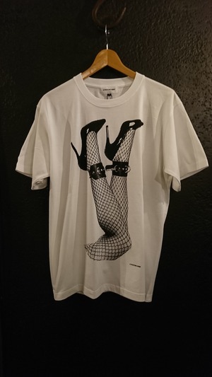 A PUZZLING HOME "SHACKLE TEE" White Color
