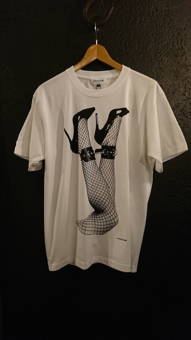 A PUZZLING HOME "SHACKLE TEE" White Color