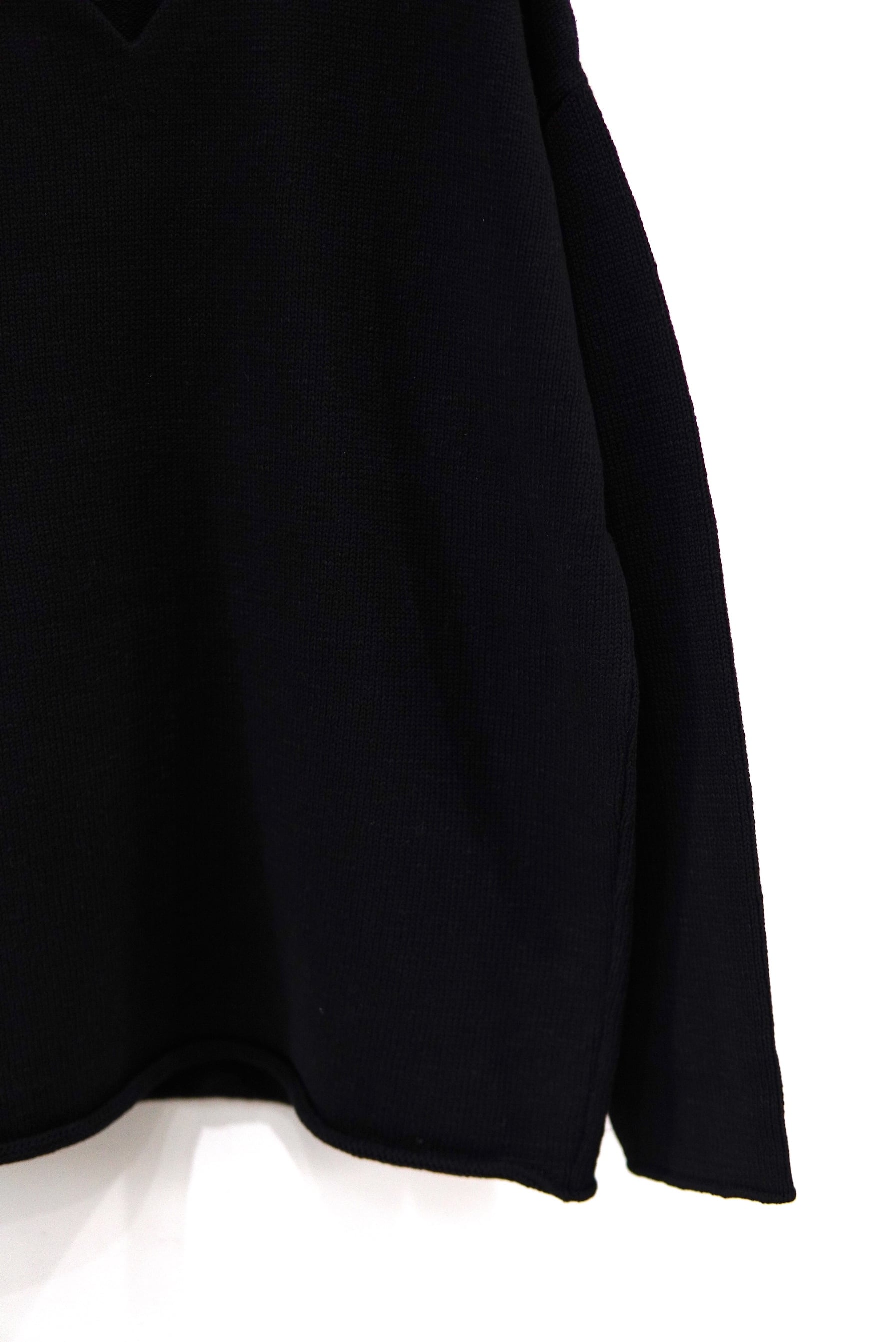 OUAT Poppy 黒ニット OUAT ⁄ V-NECK SWEATER | POETRY