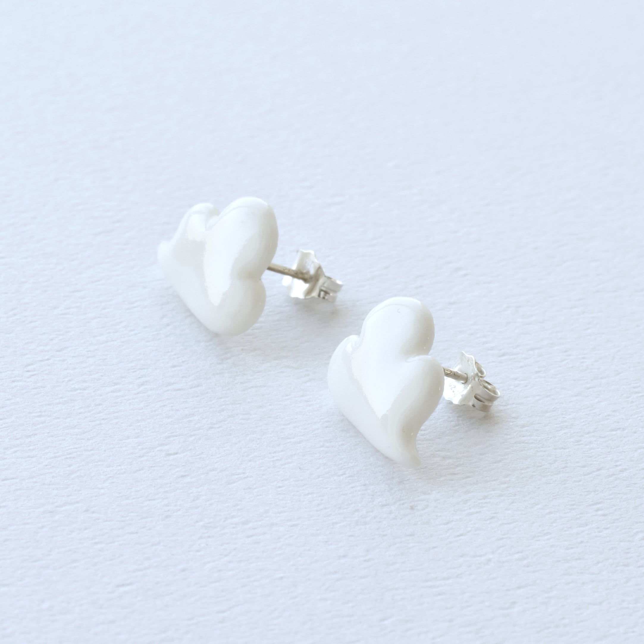 HatoKumo / 白磁の雲ピアス | HatoKumo