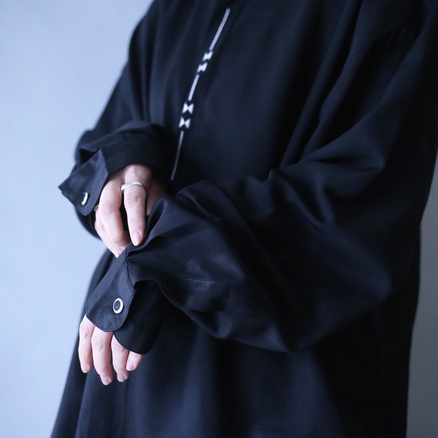 "刺繍" black×white design fry-front band-collar minimal mode shirt