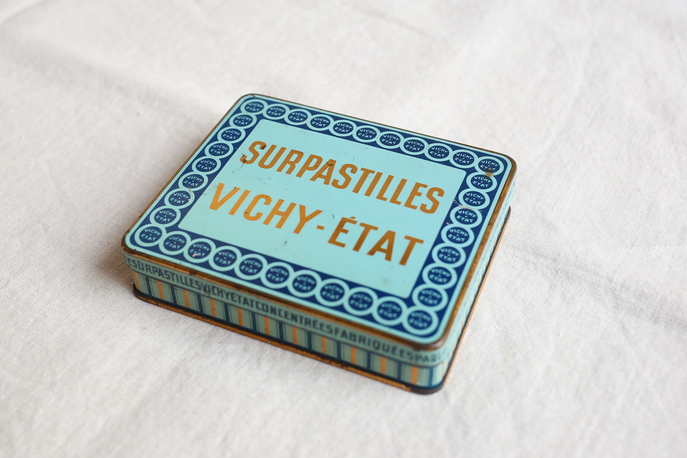 フランス アンティーク ヴィンテージ VICHY ETAT 缶 (ブルー×ゴールド