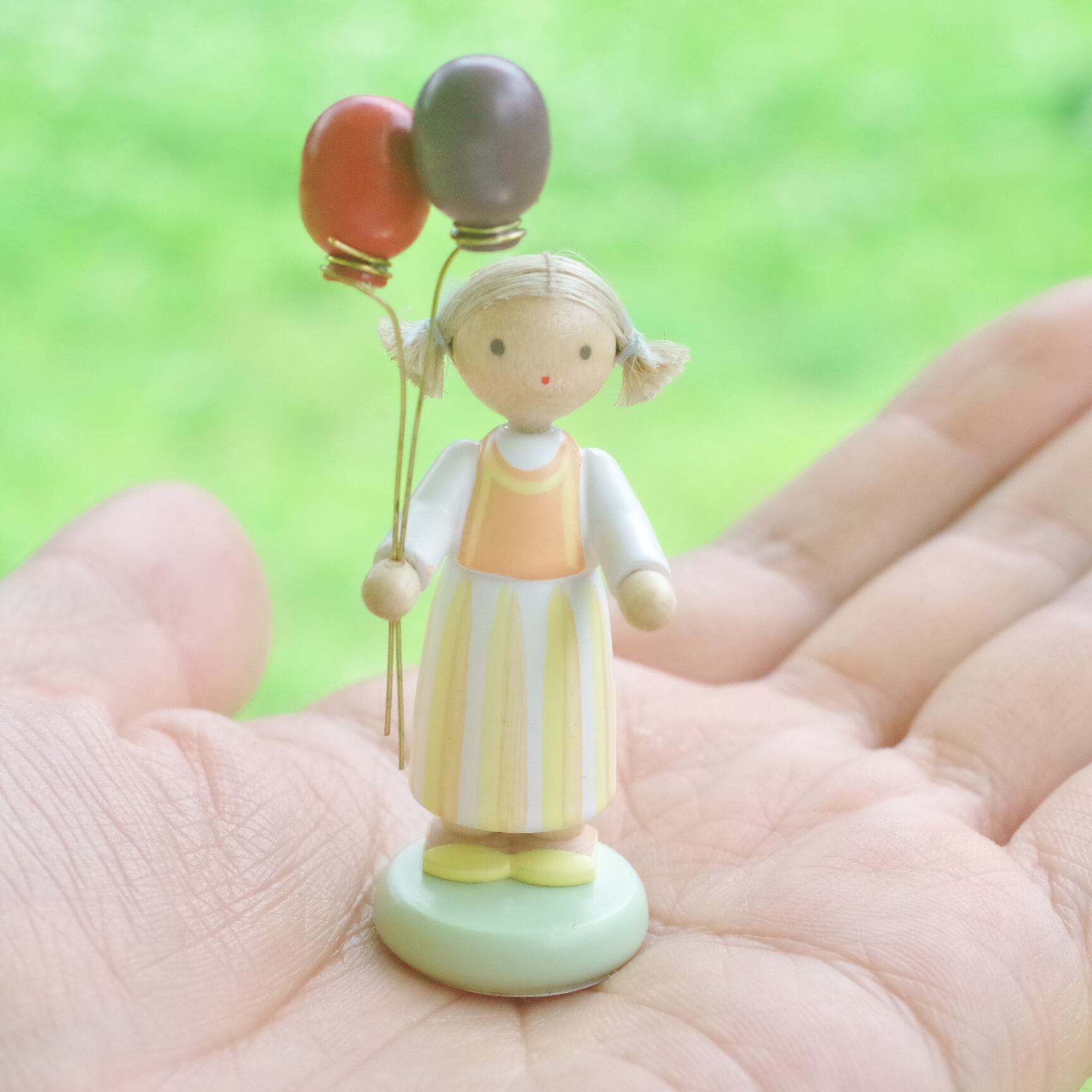 フラーデ 女の子と風船 | 木のおもちゃ専門店 おもちゃ箱 イカロス