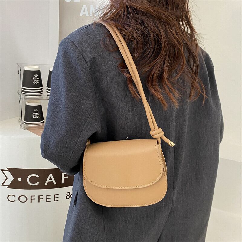 ままちゃ♡新品 本革 フラップショルダーバッグ ベージュ フラップ ミニショルダー バッグ | starcloset
