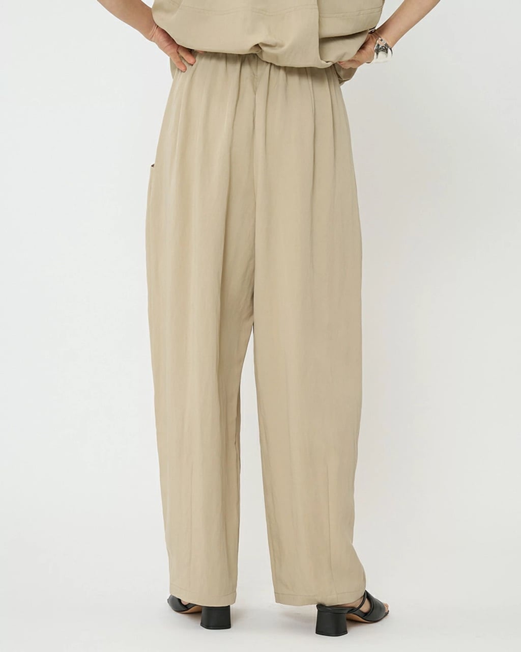 【CHIGNON】フロントタックカーヴィーパンツ　3261-026MK