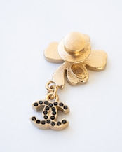 〈CHANEL〉CC clover badge 2003SS