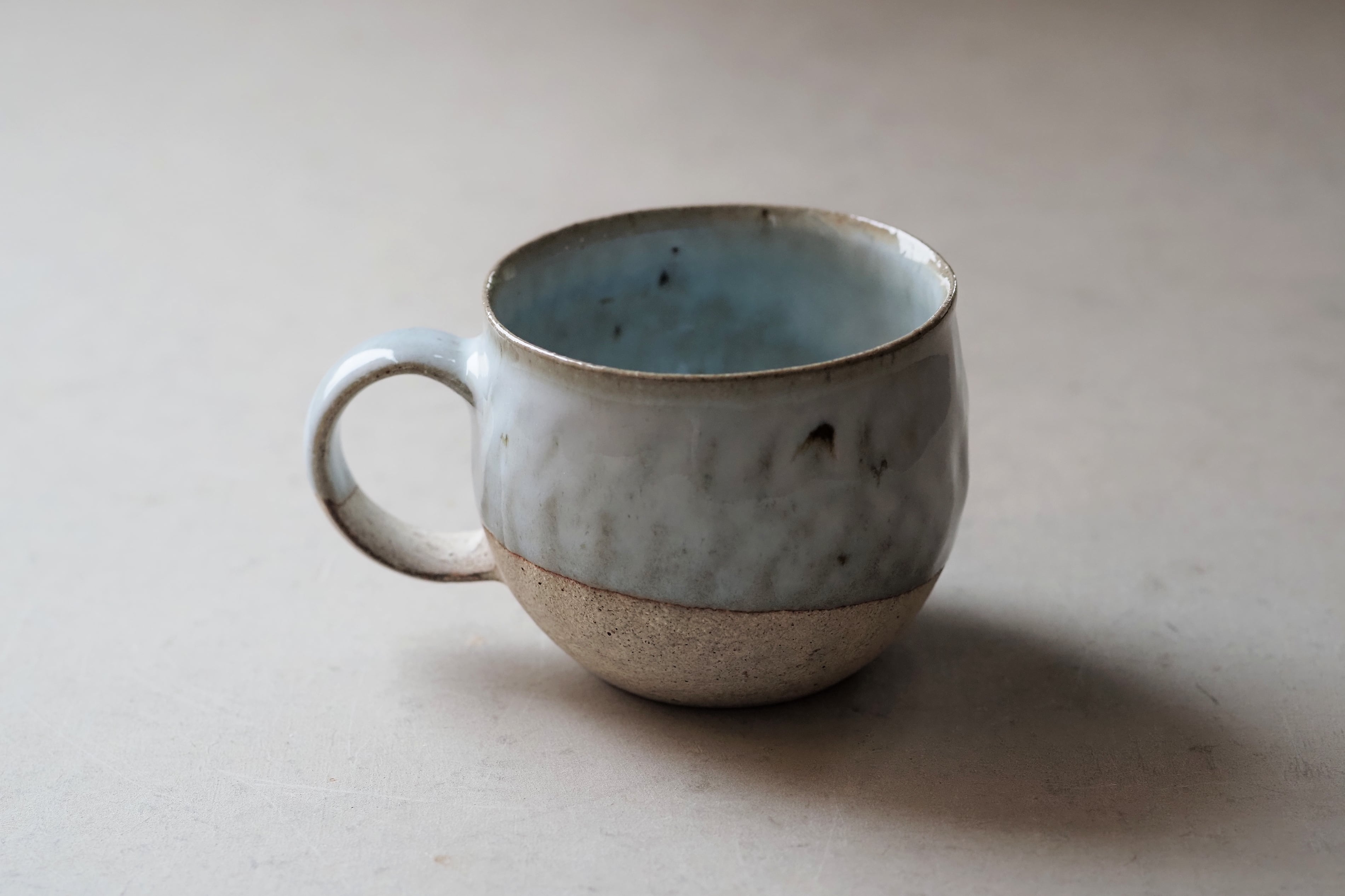 村上躍 17.藁灰釉・砂化粧マグカップ