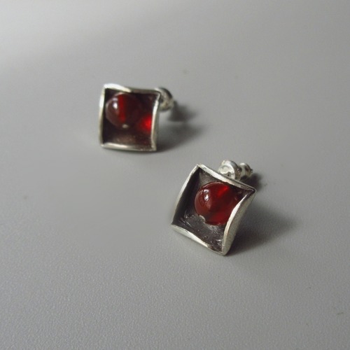 小さな瑪瑙のシルバーピアス　(No.5220)