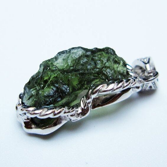 モルダバイト ペンダント モルダウ石 ペンダントトップ 原石 一点物 メール便可 [M便 1/20] 199-512