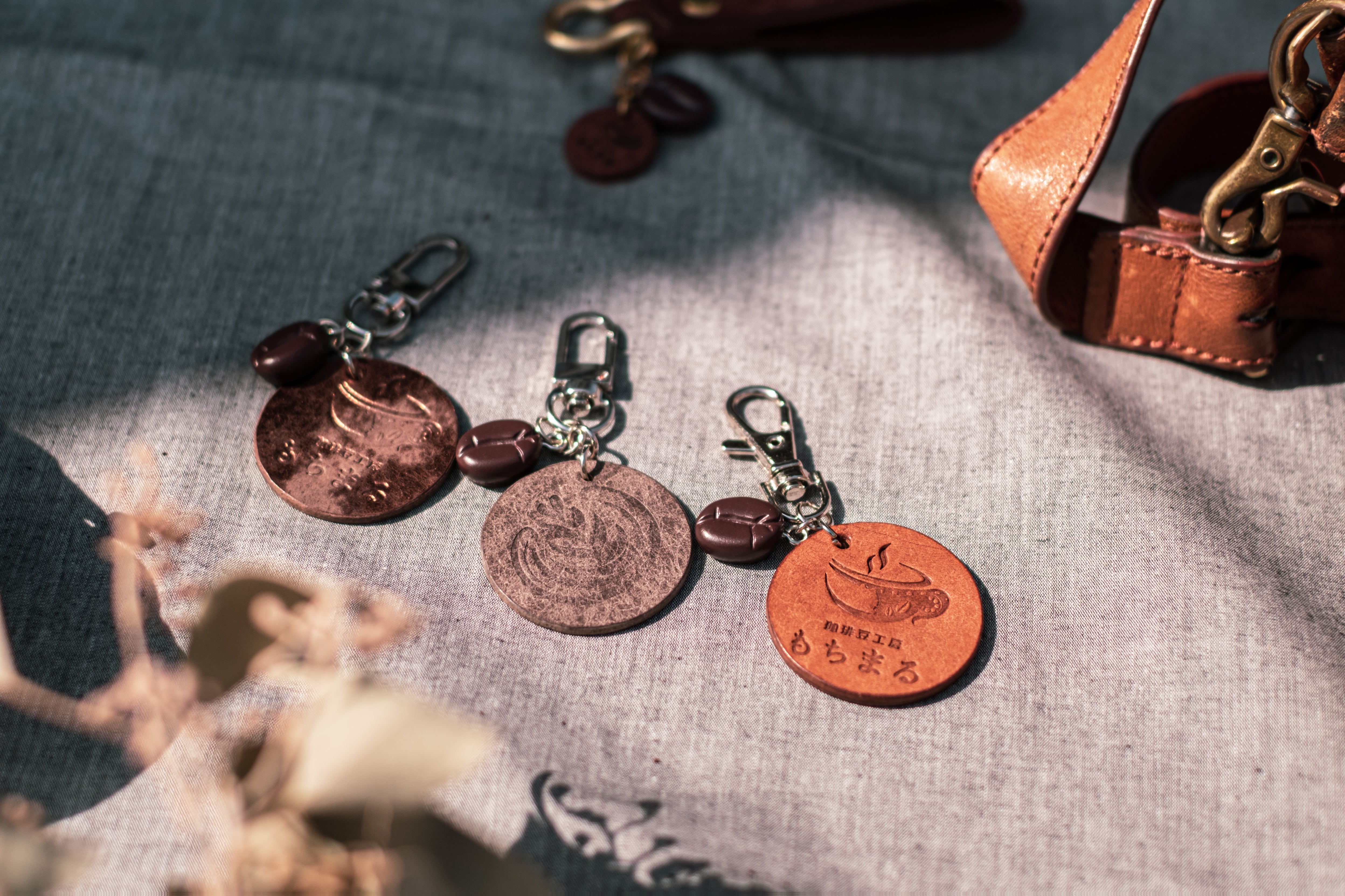 ロゴ入りラテアートキーホルダー 牛本革 コーヒー豆チャーム付き