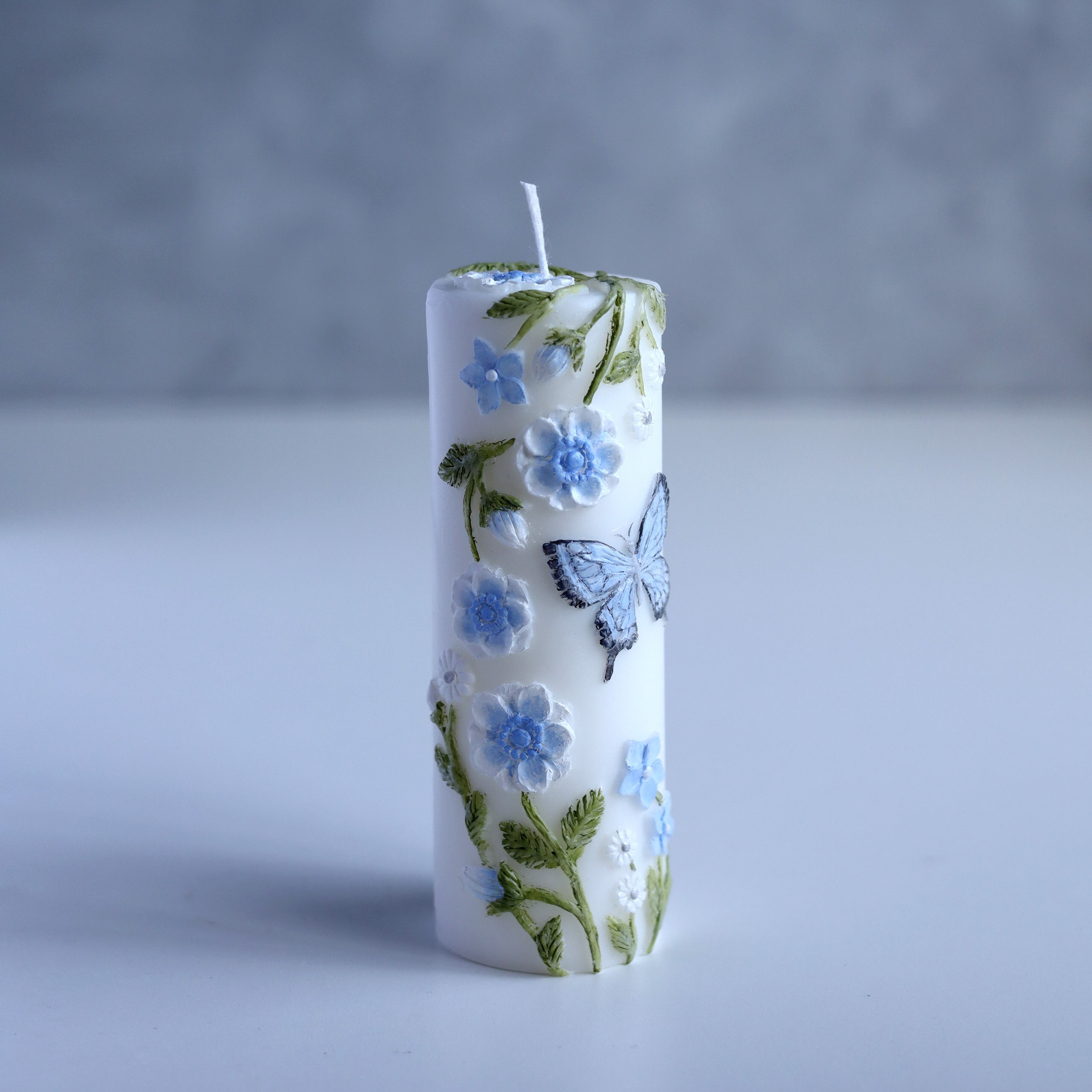 レリーフキャンドル「蝶とアネモネの園」ホワイト×ブルー