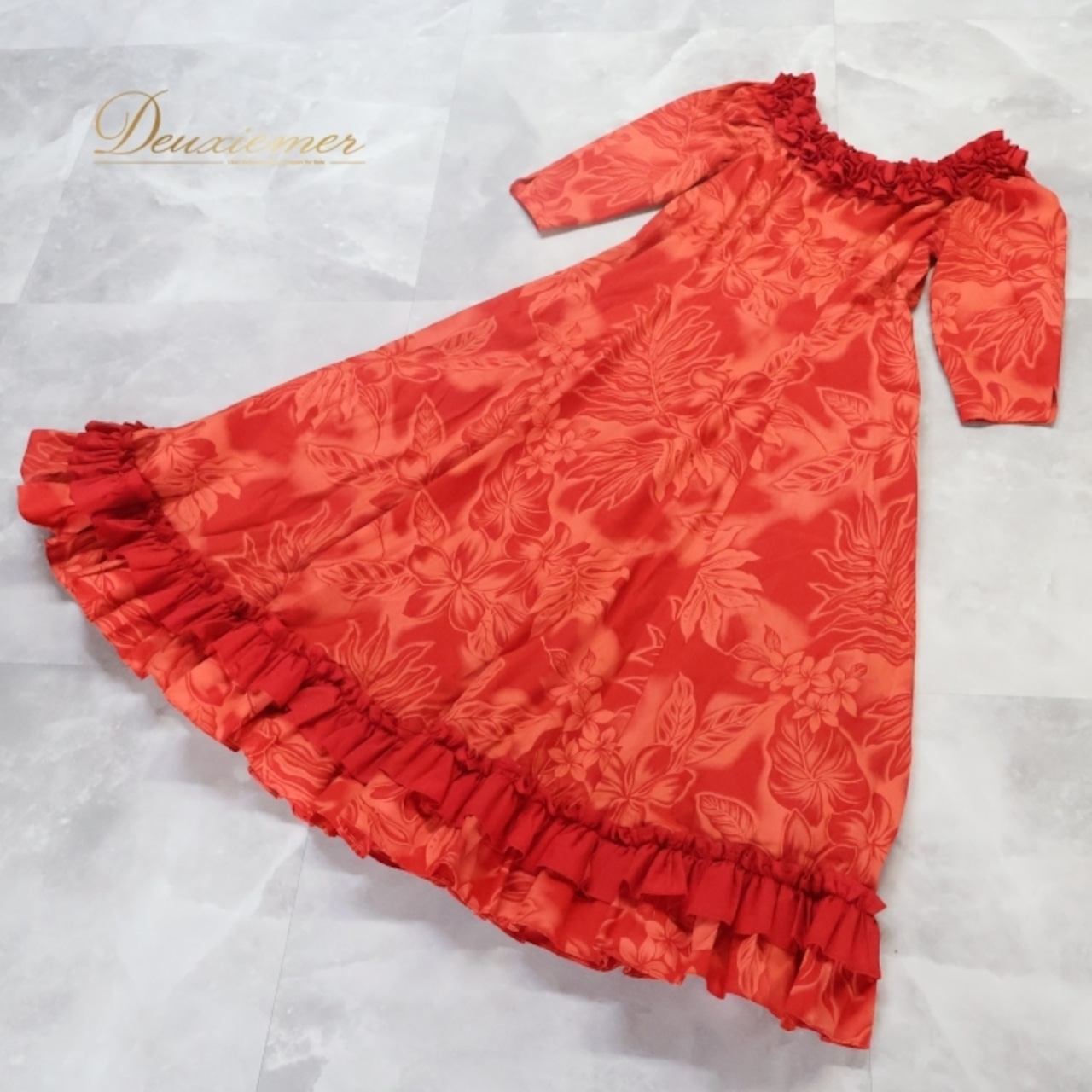 フラダンス 衣装 ワンピース ドレス レッド系 CC Fashions ハワイ製 プルメリア柄 モンステラ柄 ハワイアンプリント アロハ フラ ダンス レッスン 練習 フリル 五分袖 ワンカラー かわいい おしゃれ 上品 華やか 鮮やか ハワイ 服飾 レディース かわいいドレス エレガント