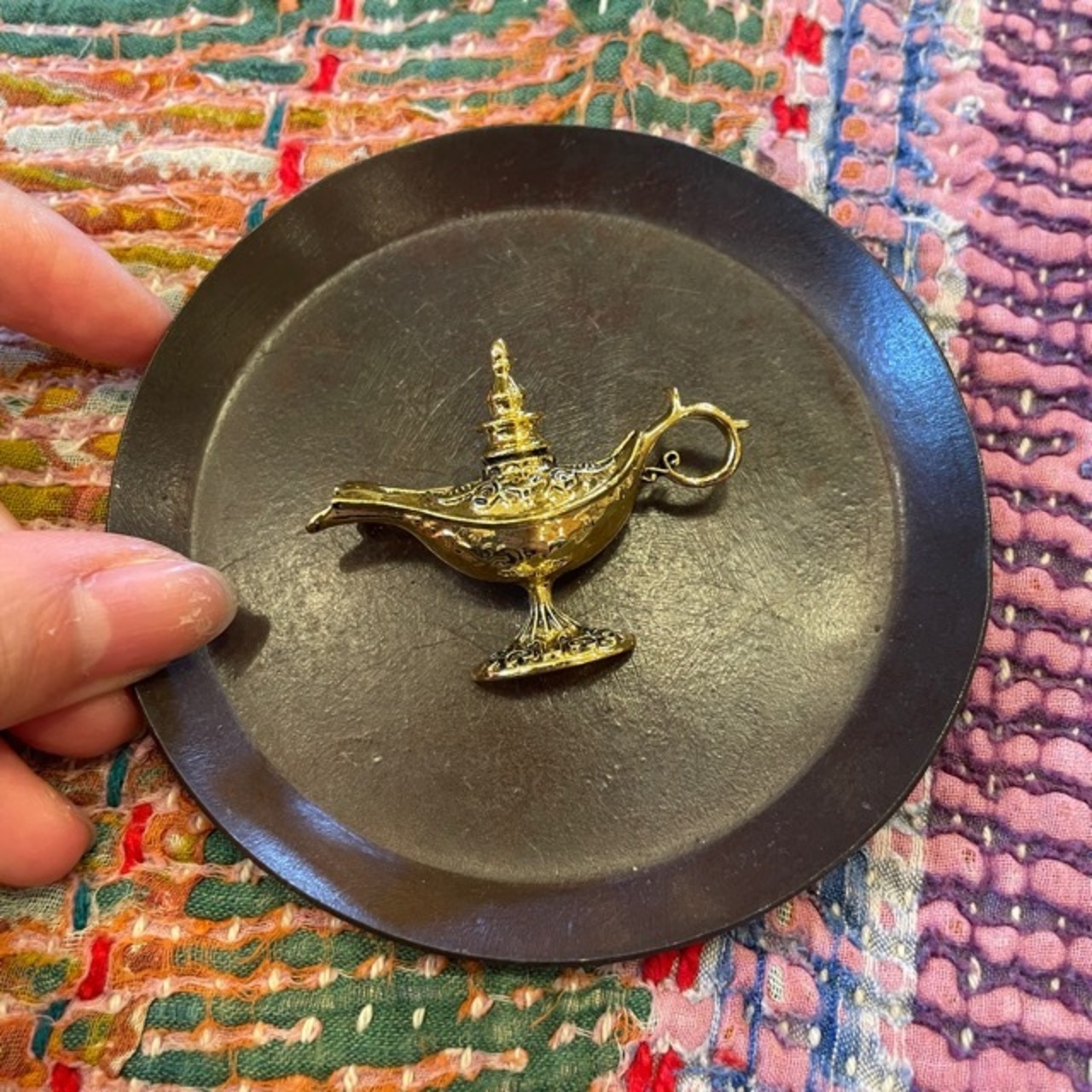 TOPANGA Jewelry Bijou art brooch Magic Lamp Gold / ビジューアートブローチ 魔法のランプ ゴールド プレゼント プチギフト ジャケット 帽子 バッグ ニット キラキラ アクセサリー かわいい ファッション小物